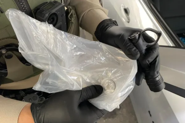 Clever Woman Outsmarts Mail Thieves with Apple AirTag, Sparking a New Trend in Home Security”