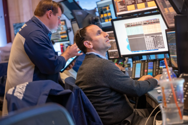 Bill Gross and Warren Buffett Signal Caution as Stock Market Wavers