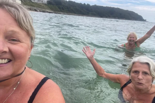 Three Sisters Recreate 1980s Beach Photo After 40 Years