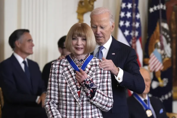 Anna Wintour’s Unveiling: A Rare Gesture During Royal Recognition